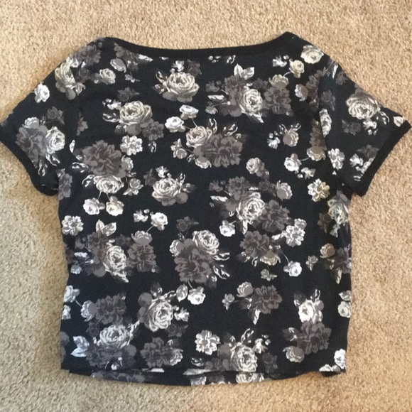 NWOT Black and White Floral Crop Top - Picture 6 of 7